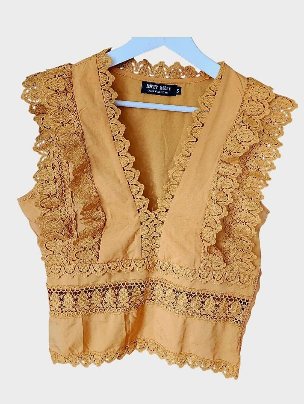 Muy Muy Fancy Collection Gold Lace Trimmed V-Neck Sleeveless Top Sz SM Bohemian